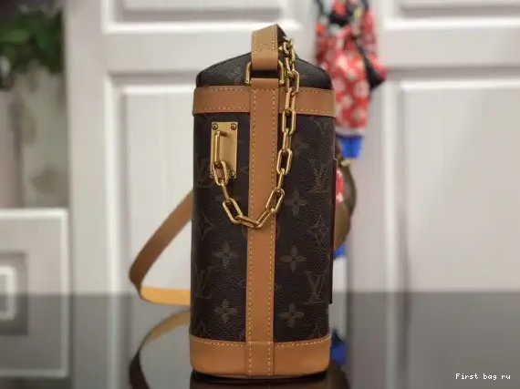 First bag ru LOUIS CHALK BAG VUITTON 0515
